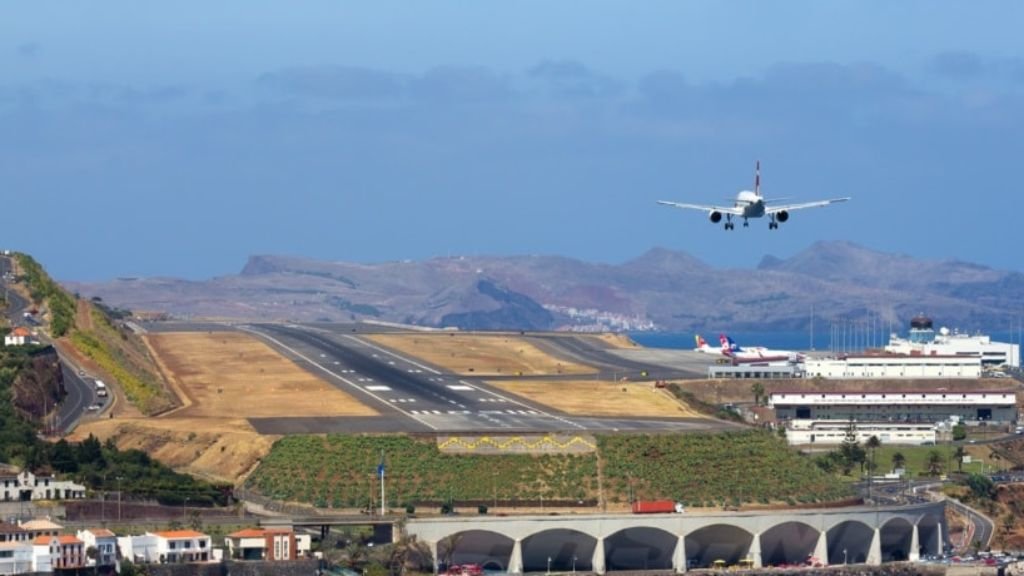 Air New Zealand Madeira Airport – FNC Terminal